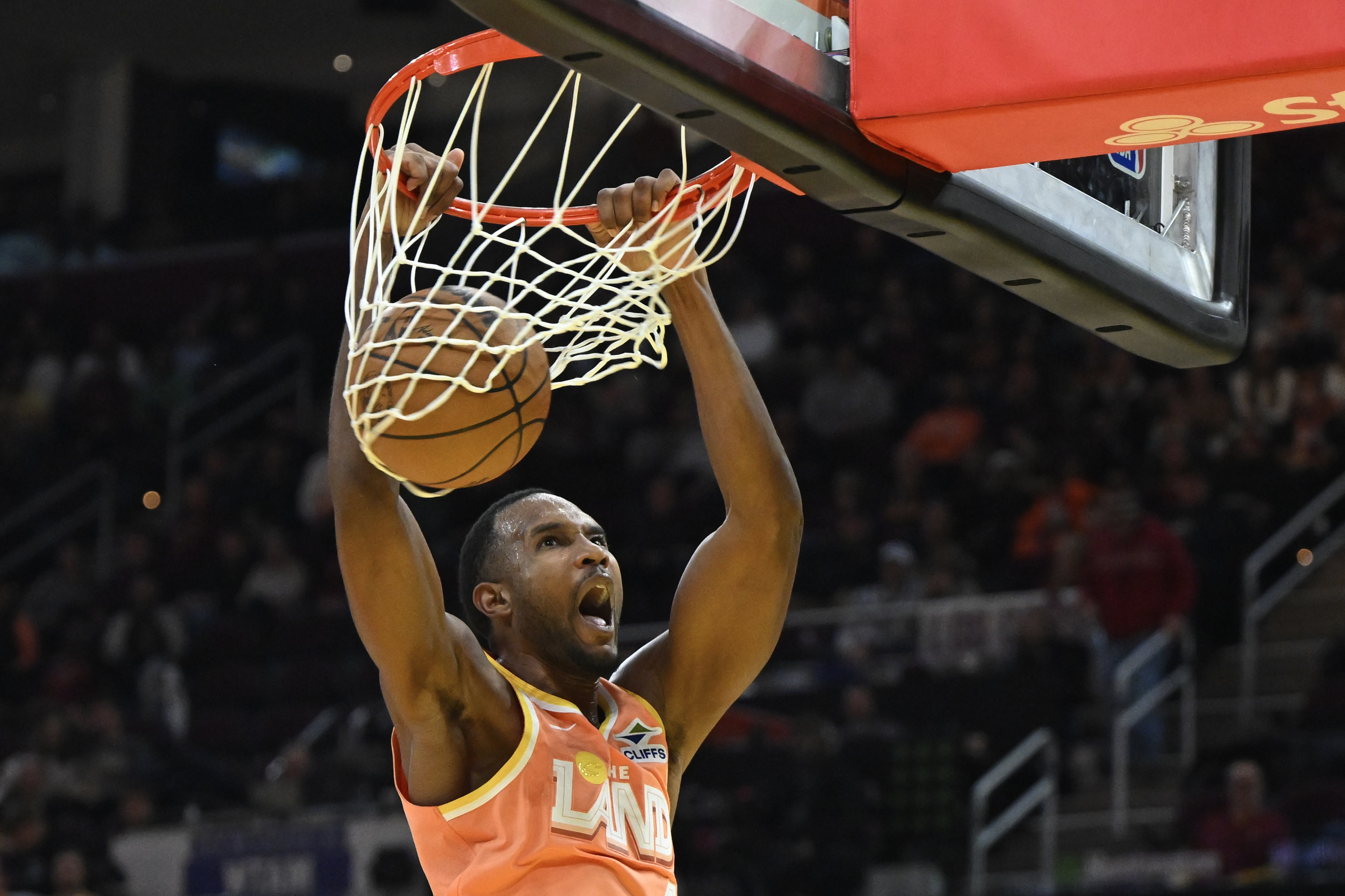 开云-年仅24岁！小莫布里生涯500次盖帽 骑士队史第5人&amp;最年轻达成球员